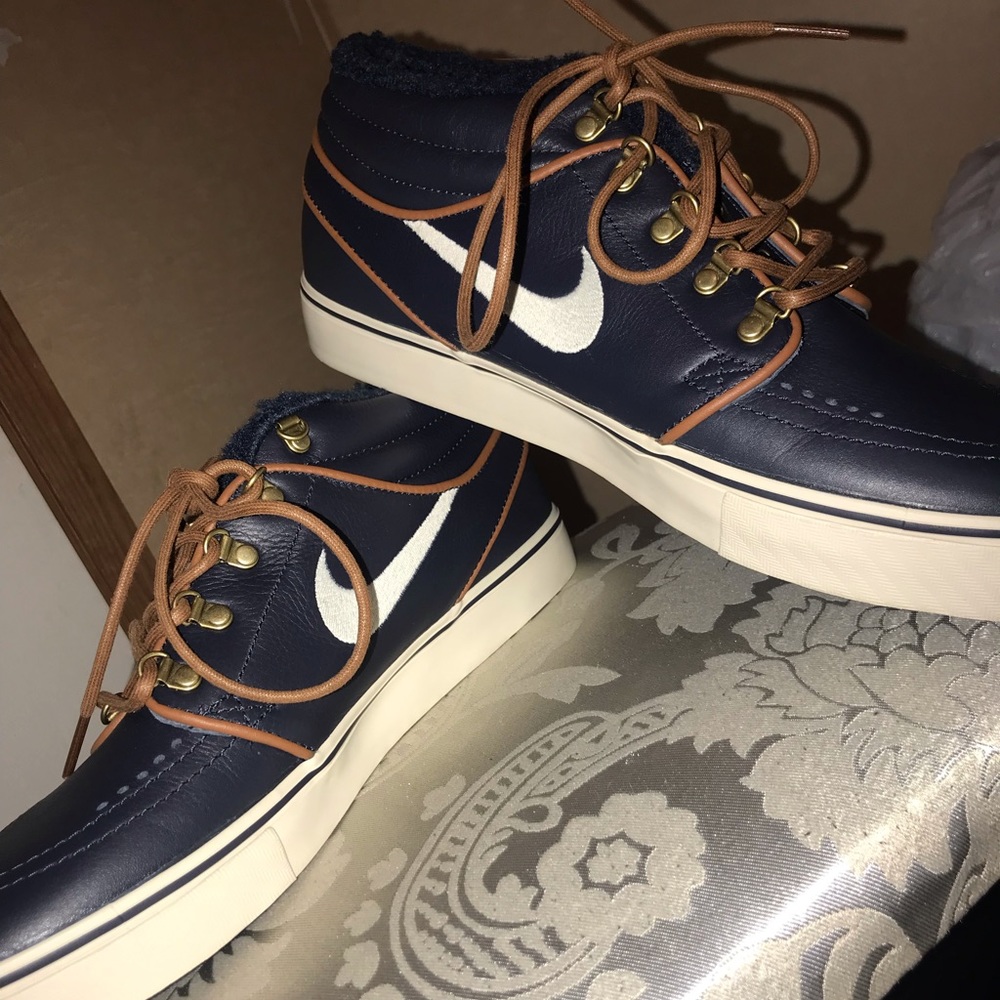 Navy blue Nike’s